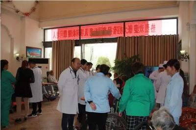 迎院慶，送溫暖 腎病風(fēng)濕科二病區(qū)走進(jìn)衛(wèi)輝“青松康復(fù)護(hù)理院”，為老人送健康！